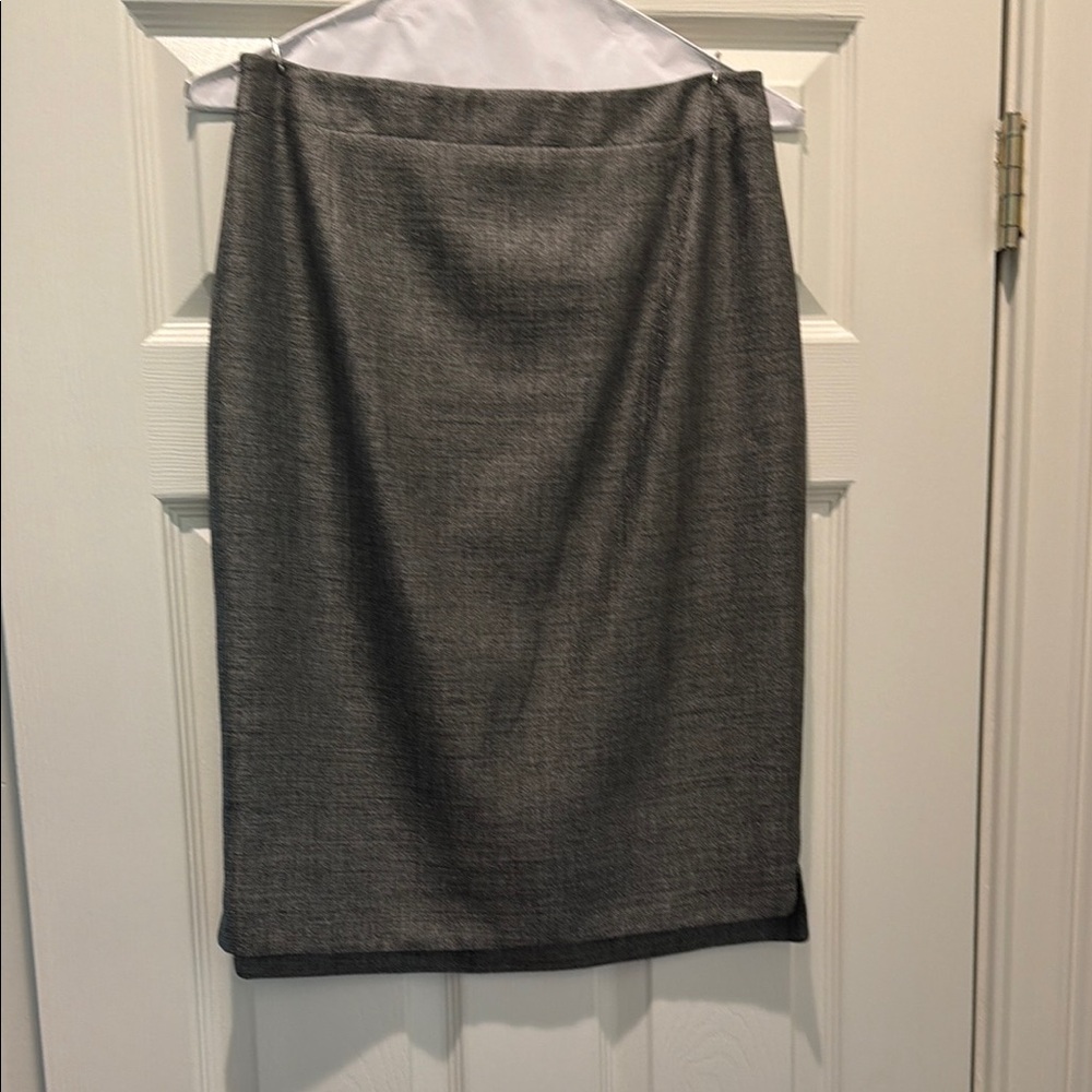 Elie Tahari Women's Gray Pencil Skirt - Sz 4. With zipper detail on one side